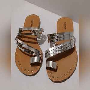 New Merozzi Open Toes Flat  Color Silver Sandals Size 7